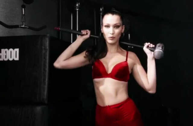 Bella Hadid kırmızı iç çamaşırıyla kamera karşısında! 3 bella hadid kirmizi ic camasiriyla kamera karsisinda 2