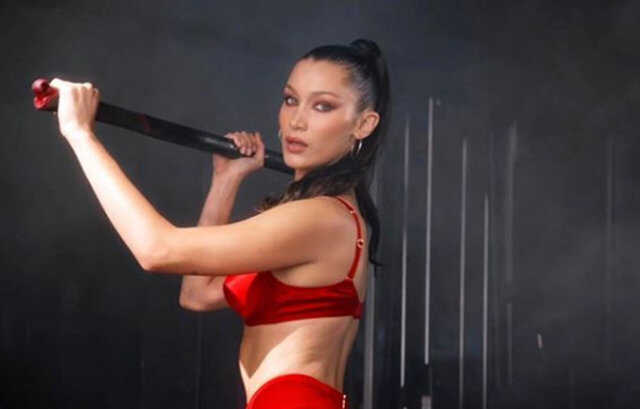 Bella Hadid kırmızı iç çamaşırıyla kamera karşısında! 5 bella hadid kirmizi ic camasiriyla kamera karsisinda 4