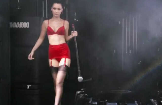 Bella Hadid kırmızı iç çamaşırıyla kamera karşısında! 6 bella hadid kirmizi ic camasiriyla kamera karsisinda 5