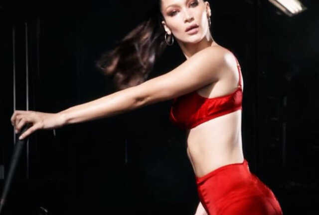 Bella Hadid kırmızı iç çamaşırıyla kamera karşısında! 9 bella hadid kirmizi ic camasiriyla kamera karsisinda 8