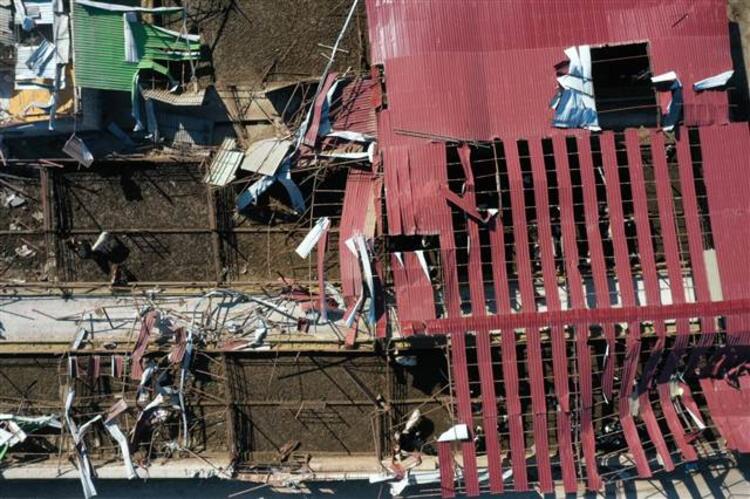 Çeşme'de hortumda çatısı yıkılan evdeki ailesinin ve demir yığınları altında kalan hayvanların yardımına koştu 1 cesmede hortumda catisi yikilan evdeki ailesinin ve demir yiginlari altinda kalan hayvanlarin yardimina kostu 0
