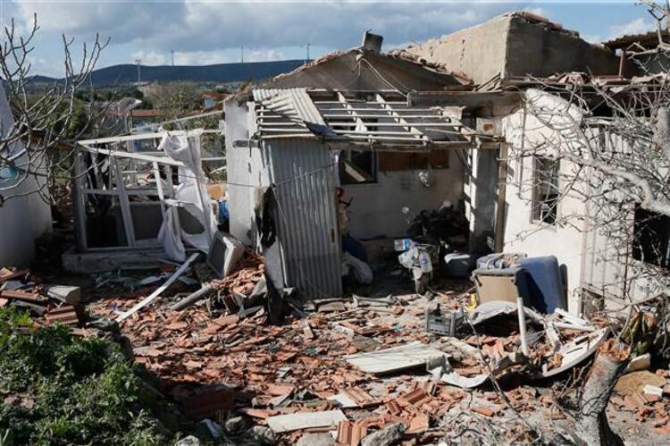 Çeşme'de hortumda çatısı yıkılan evdeki ailesinin ve demir yığınları altında kalan hayvanların yardımına koştu 2 cesmede hortumda catisi yikilan evdeki ailesinin ve demir yiginlari altinda kalan hayvanlarin yardimina kostu 1