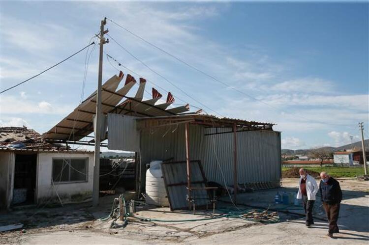 Çeşme'de hortumda çatısı yıkılan evdeki ailesinin ve demir yığınları altında kalan hayvanların yardımına koştu 12 cesmede hortumda catisi yikilan evdeki ailesinin ve demir yiginlari altinda kalan hayvanlarin yardimina kostu 11