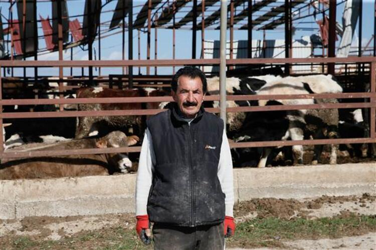 Çeşme'de hortumda çatısı yıkılan evdeki ailesinin ve demir yığınları altında kalan hayvanların yardımına koştu 16 cesmede hortumda catisi yikilan evdeki ailesinin ve demir yiginlari altinda kalan hayvanlarin yardimina kostu 15