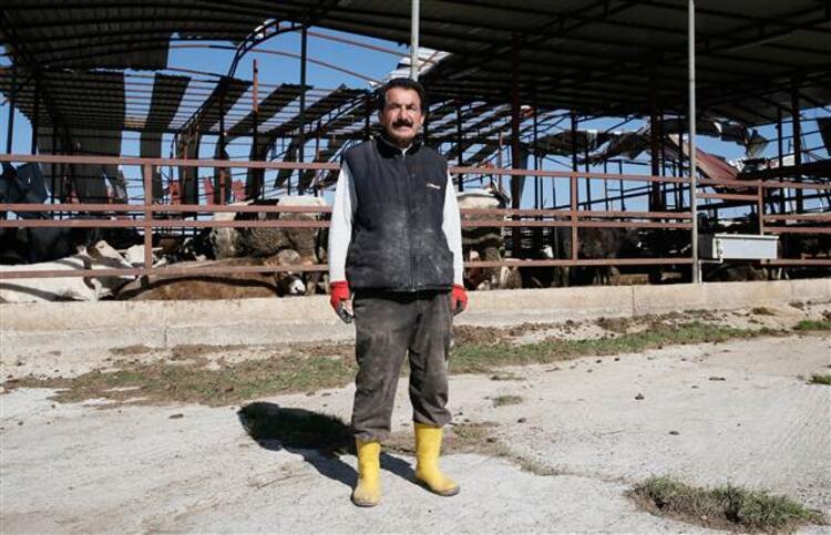 Çeşme'de hortumda çatısı yıkılan evdeki ailesinin ve demir yığınları altında kalan hayvanların yardımına koştu 17 cesmede hortumda catisi yikilan evdeki ailesinin ve demir yiginlari altinda kalan hayvanlarin yardimina kostu 16