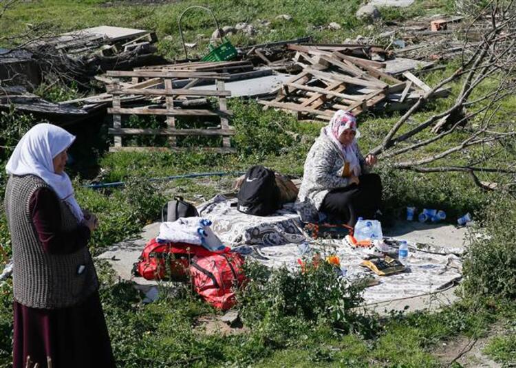 Çeşme'de hortumda çatısı yıkılan evdeki ailesinin ve demir yığınları altında kalan hayvanların yardımına koştu 4 cesmede hortumda catisi yikilan evdeki ailesinin ve demir yiginlari altinda kalan hayvanlarin yardimina kostu 3