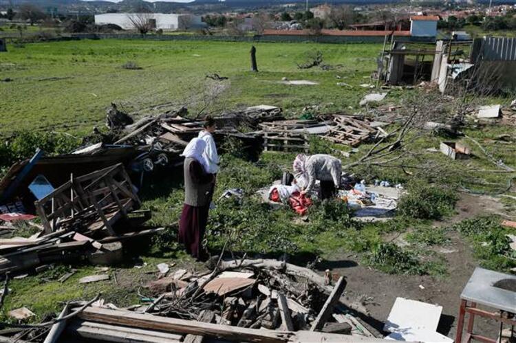 Çeşme'de hortumda çatısı yıkılan evdeki ailesinin ve demir yığınları altında kalan hayvanların yardımına koştu 5 cesmede hortumda catisi yikilan evdeki ailesinin ve demir yiginlari altinda kalan hayvanlarin yardimina kostu 4