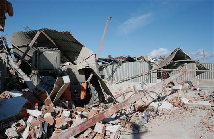 Çeşme'de hortumda çatısı yıkılan evdeki ailesinin ve demir yığınları altında kalan hayvanların yardımına koştu 10 cesmede hortumda catisi yikilan evdeki ailesinin ve demir yiginlari altinda kalan hayvanlarin yardimina kostu 9