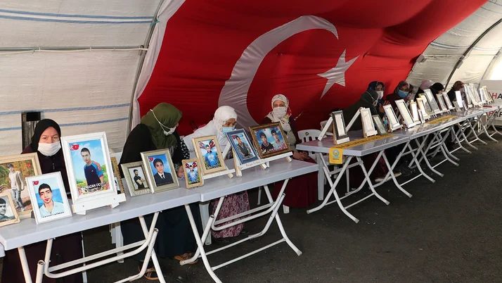 Ciğer yakan gerçek! Mağara şehitlerinden 6’sının annesi Diyarbakır’da evlat nöbeti tutuyordu