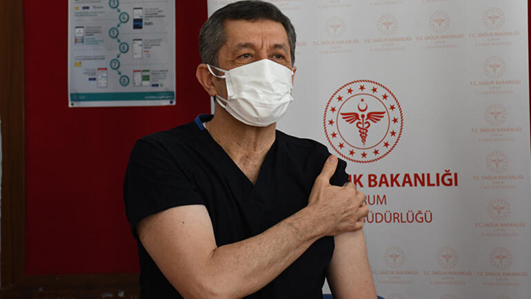 Öğretmenlerin aşı uygulaması başladı! Bakan Selçuk da aşı oldu 1 Öğretmenlere koronavirüs aşılaması başladı Bakan Ziya Selçuk koronavirüs aşısı oldu