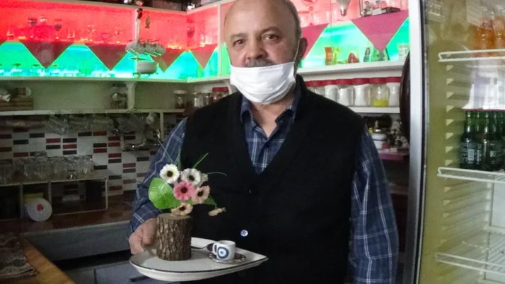 Bursa’da kıraathaneye önce gelen şok oldu sonra kahkahayı bastı