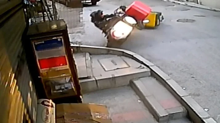İzmir’de korkunç kaza! Kuryeler kafa kafaya çarpıştı Metrelerce uçtu