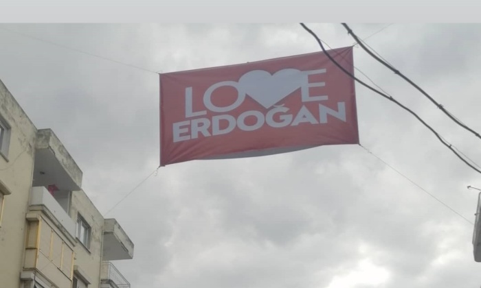 Gençlerden “Love Erdoğan” Pankartı