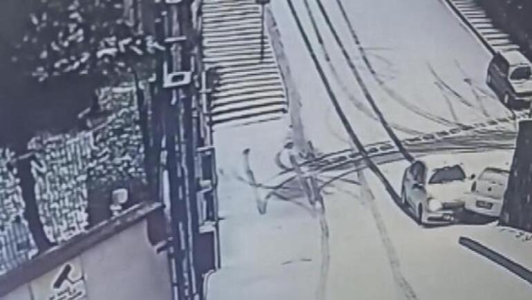 Taksiyi kapısını tutarak durdurmaya çalıştı, yolcu son anda kurtuldu