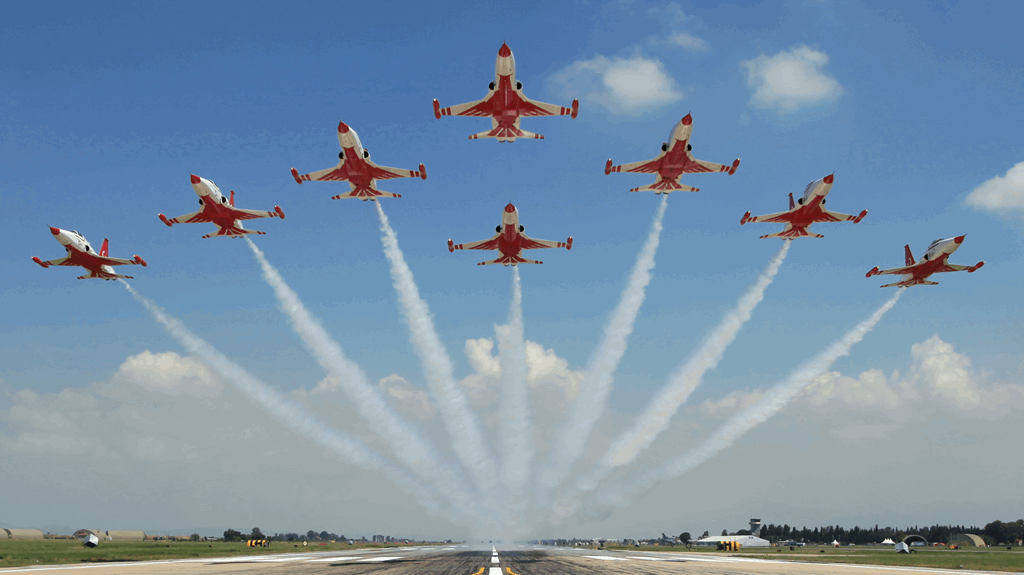 Konya’da Türk Yıldızları uçağı düştü 1 Pilot Şehit Oldu