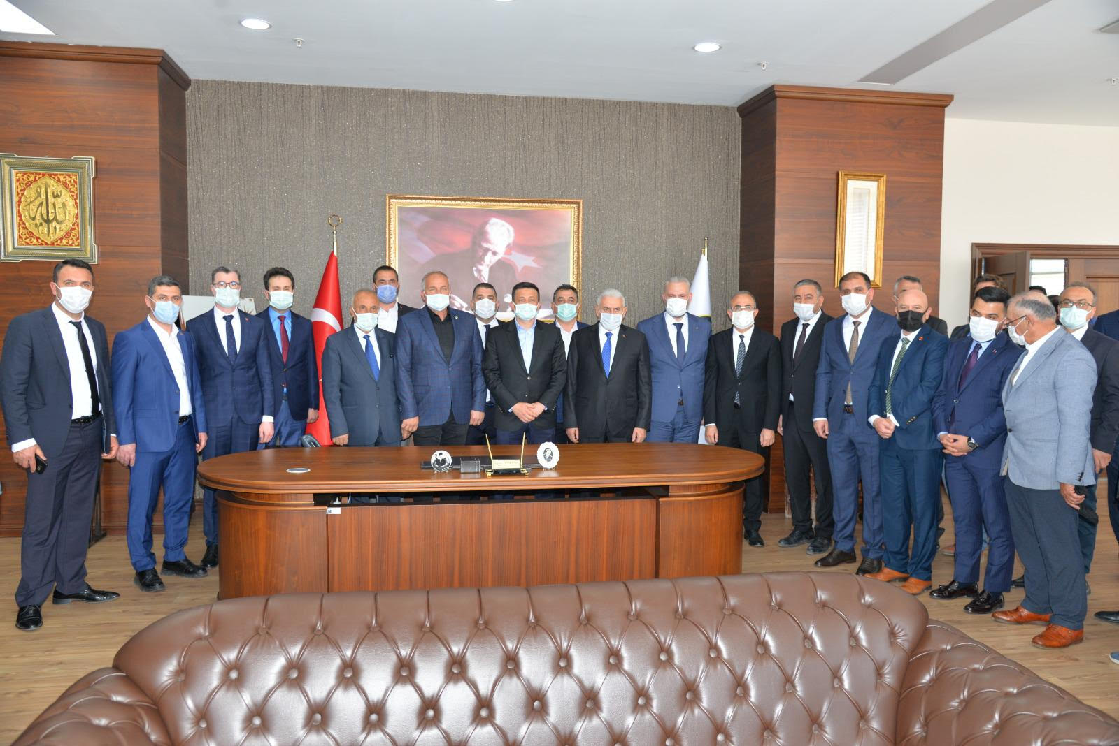 Binali Yıldırım Menemen Belediyesi’ni ziyaret etti