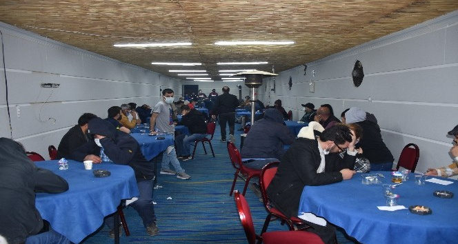 Menemen’de Jandarmadan Çiftlik evine kumar baskını