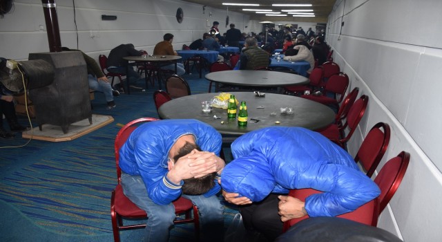 Menemen'de Jandarmadan Çiftlik evine kumar baskını 2 izmirde jandarmadan ciftlik evine kumar baskini 62 kisiye binlerce lira ceza kesildi 1 1618613463