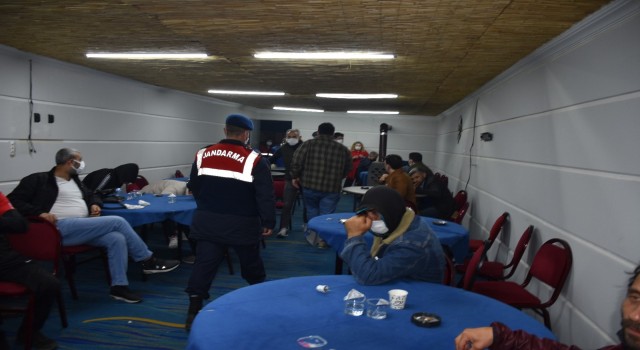 Menemen'de Jandarmadan Çiftlik evine kumar baskını 3 izmirde jandarmadan ciftlik evine kumar baskini 62 kisiye binlerce lira ceza kesildi 2 1618613463
