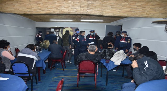 Menemen'de Jandarmadan Çiftlik evine kumar baskını 4 izmirde jandarmadan ciftlik evine kumar baskini 62 kisiye binlerce lira ceza kesildi 3 1618613463