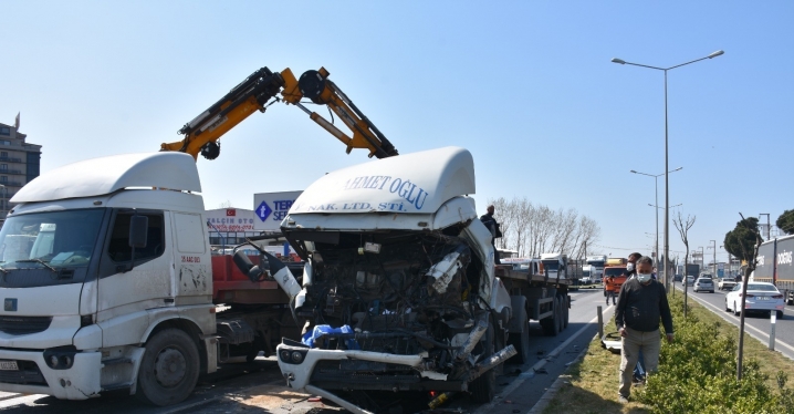 Menemen Bölge trafik denetleme istasyonu önünde iki tır çarpıştı: 1 ölü