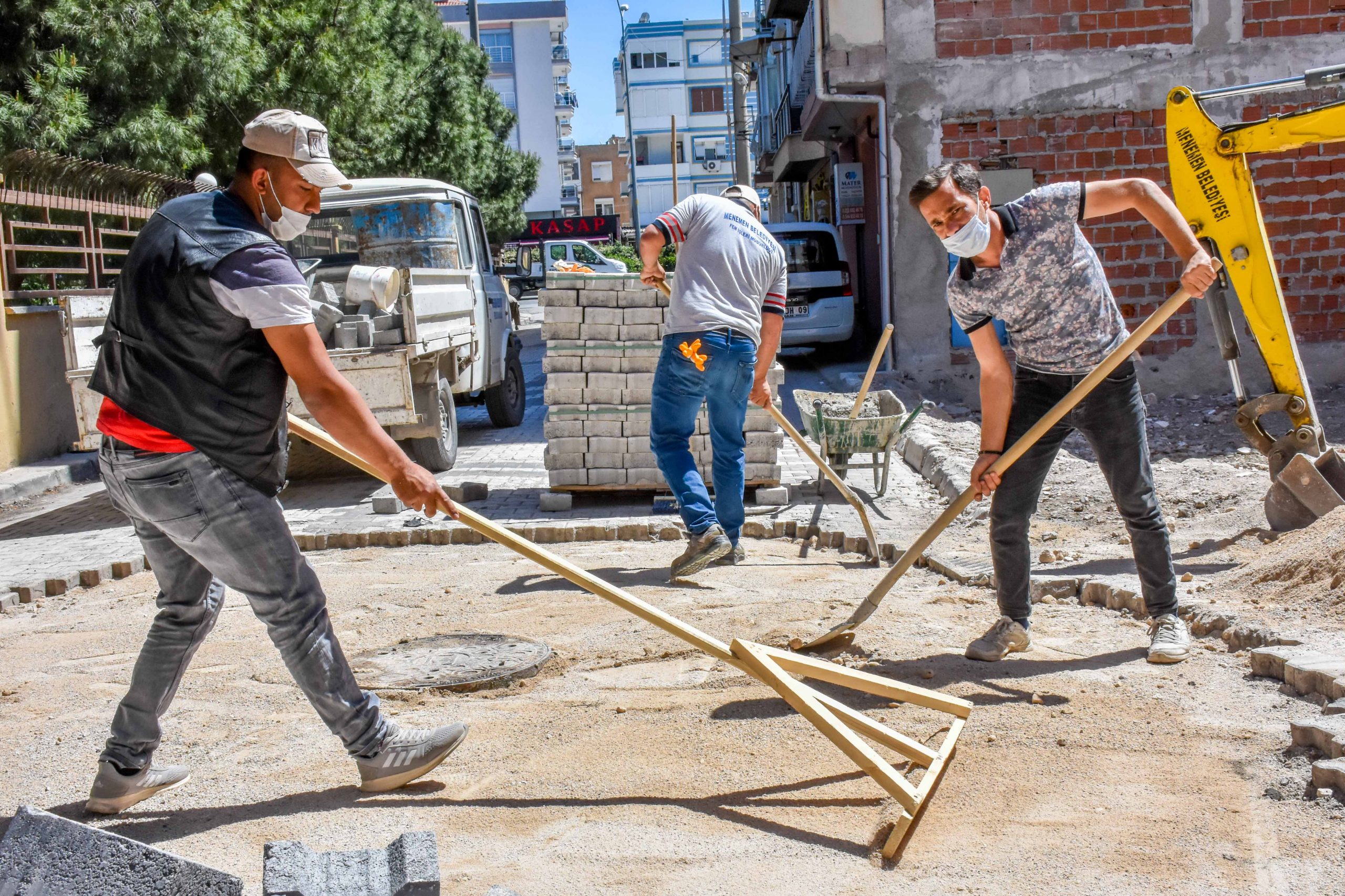 Menemen kapanmada, belediye emekçileri sahada