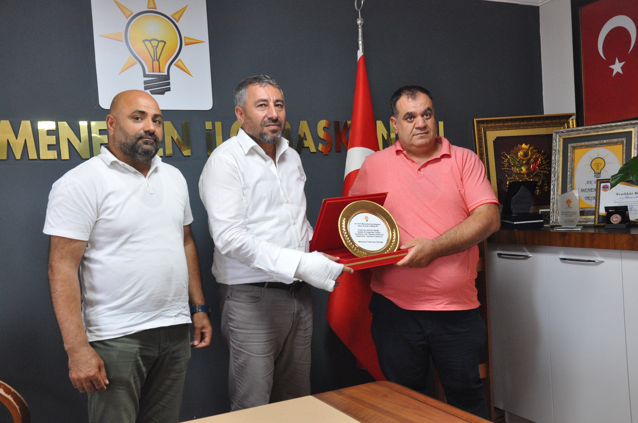 Pazarcılar derneğinden Ak parti İlçe Başkanı Ahmet Can Çelik’e Plaket
