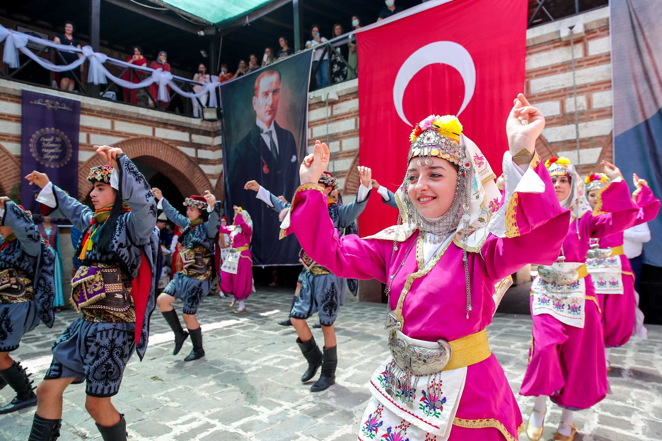 Menemen Belediyesi’nden Emek ile İşlenmiş Hayaller Sergisi 3 sergiacilis 5 scaled