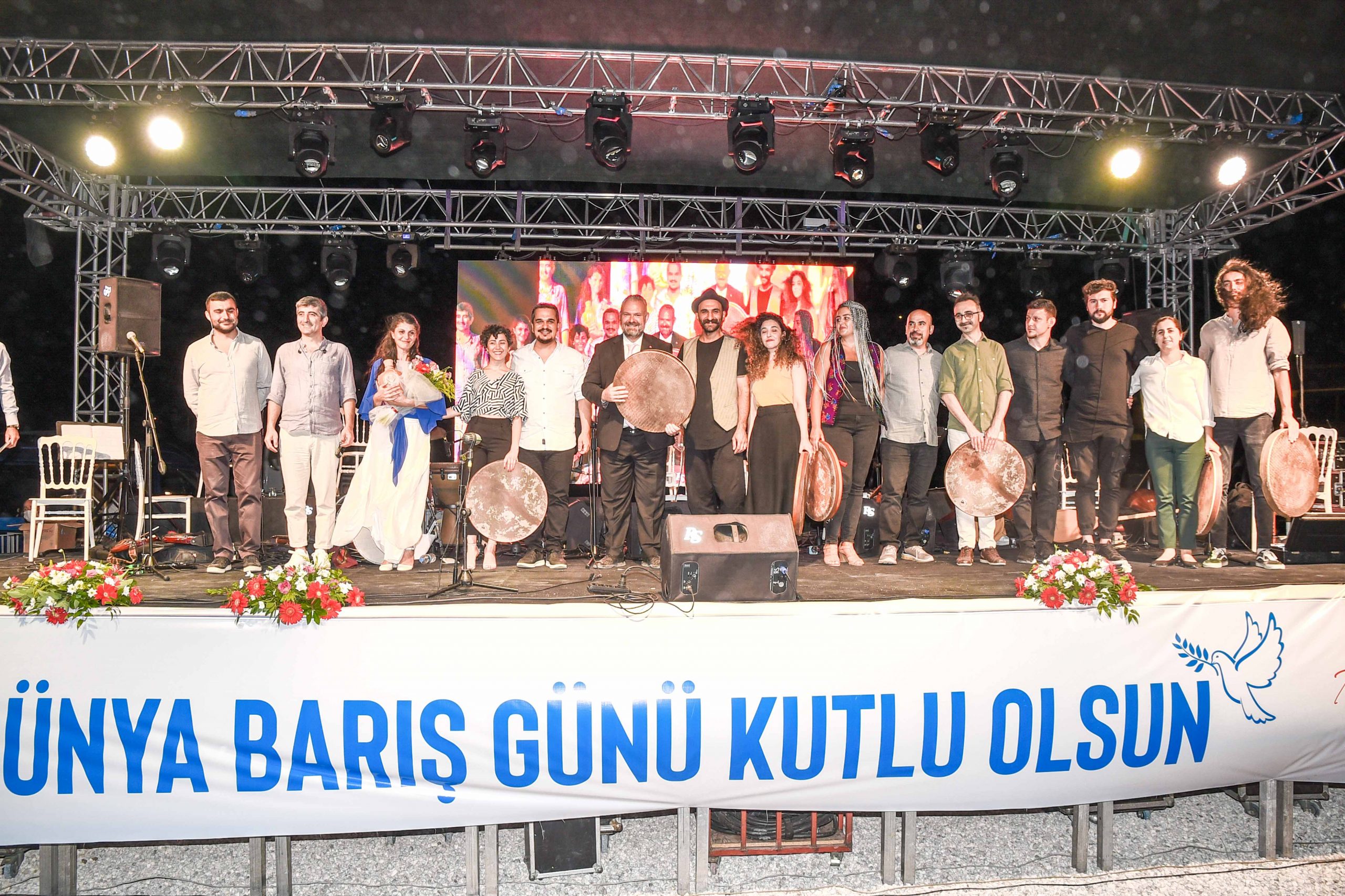 MENEMEN’DE 1 EYLÜL DÜNYA BARIŞ GÜNÜNDE BARIŞ ŞARKILARI YANKILANDI