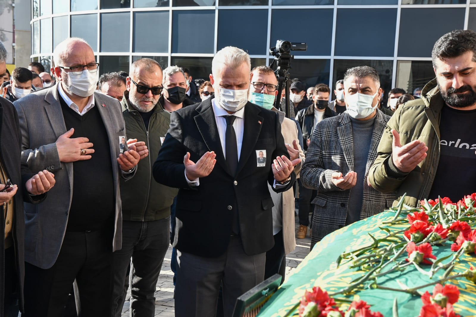 MENEMEN BELEDİYESİ’NİN ACI GÜNÜ "ŞAHSETTİN MÜDÜRÜ KARANFİLLERLE UĞURLANDI" 6 SAHSETTIN AKDEMIR 1