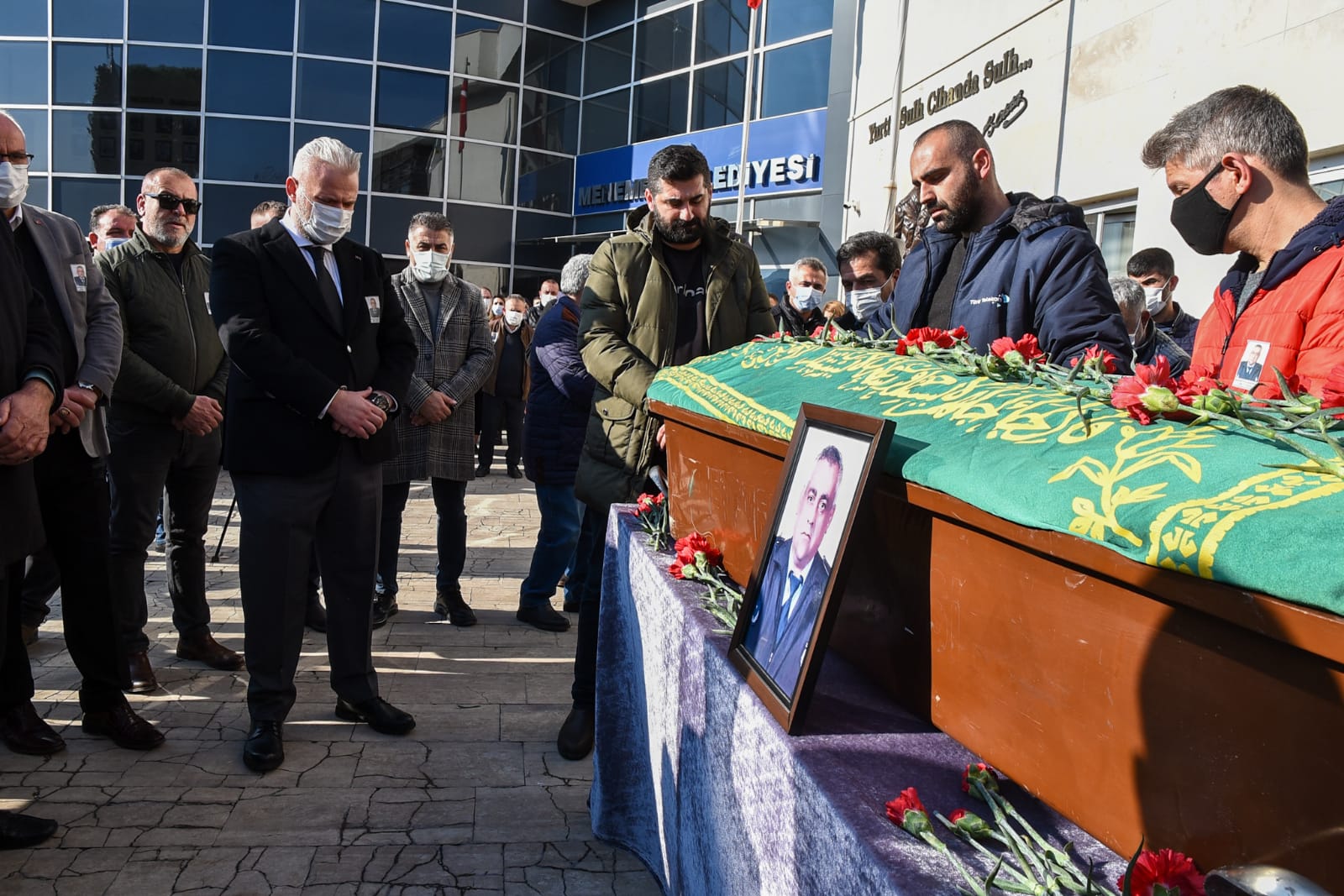 MENEMEN BELEDİYESİ’NİN ACI GÜNÜ "ŞAHSETTİN MÜDÜRÜ KARANFİLLERLE UĞURLANDI" 5 SAHSETTIN AKDEMIR 2