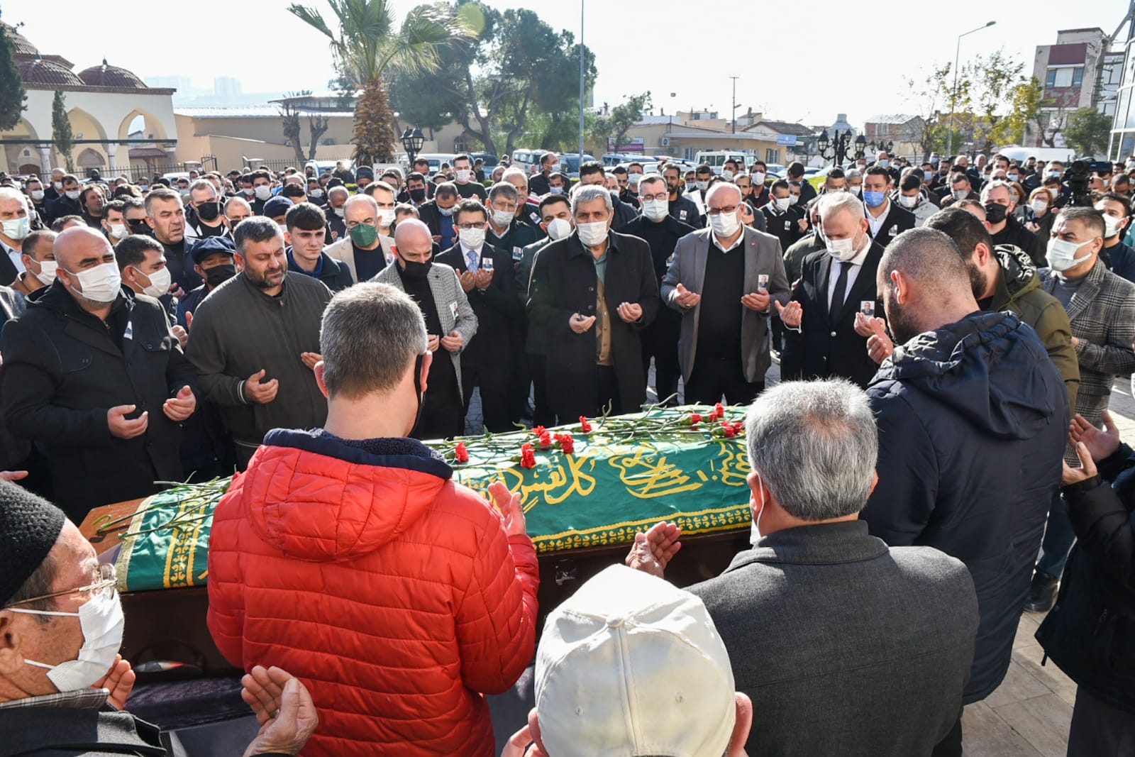 MENEMEN BELEDİYESİ’NİN ACI GÜNÜ "ŞAHSETTİN MÜDÜRÜ KARANFİLLERLE UĞURLANDI" 4 SAHSETTIN AKDEMIR 3