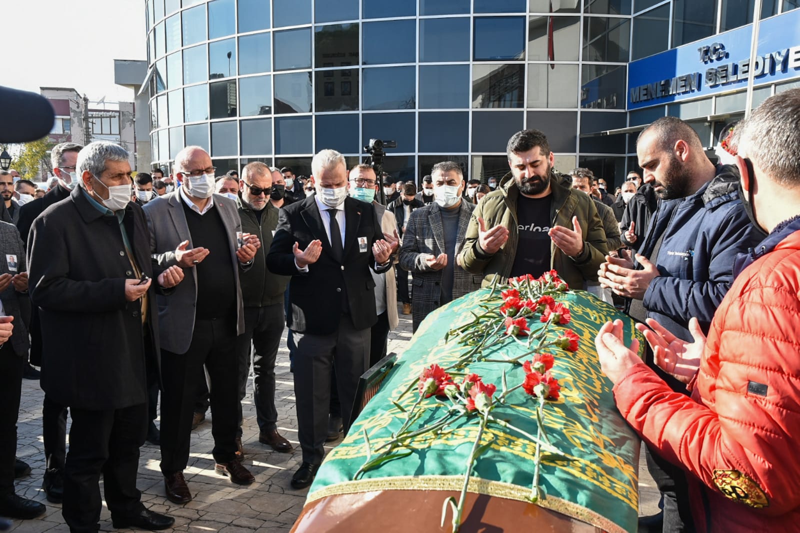 MENEMEN BELEDİYESİ’NİN ACI GÜNÜ "ŞAHSETTİN MÜDÜRÜ KARANFİLLERLE UĞURLANDI" 3 SAHSETTIN AKDEMIR 5 1