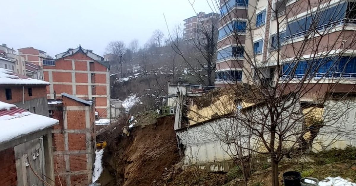 Heyelan faciası! Sitenin perde duvarı çöktü