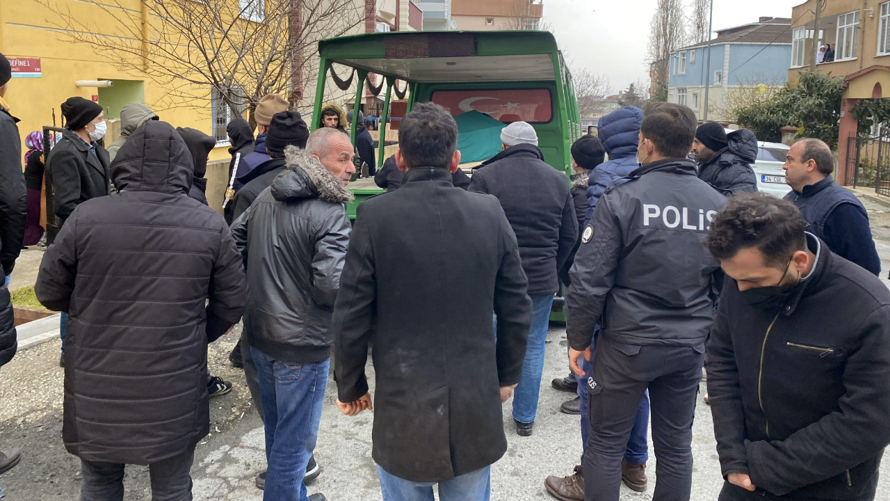 İstanbul Büyükçekmece’de korkunç olay! Babasını öldürüp başında polisi bekledi