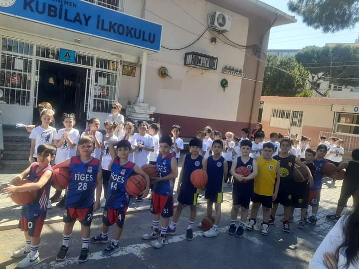 Kubilay ilkokulu öğrencilerinden okul bahçesinde 19 mayıs kutlaması