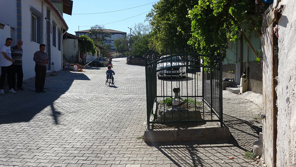 ruyasinda gordu oglum burda evliya var dendi sanci tekkesi mezari yol ortasinda kaldi 1
