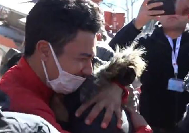 depremin 248 saatinde bir mucize daha kahramanmarasta genc kiz enkazdan sag cikarildi