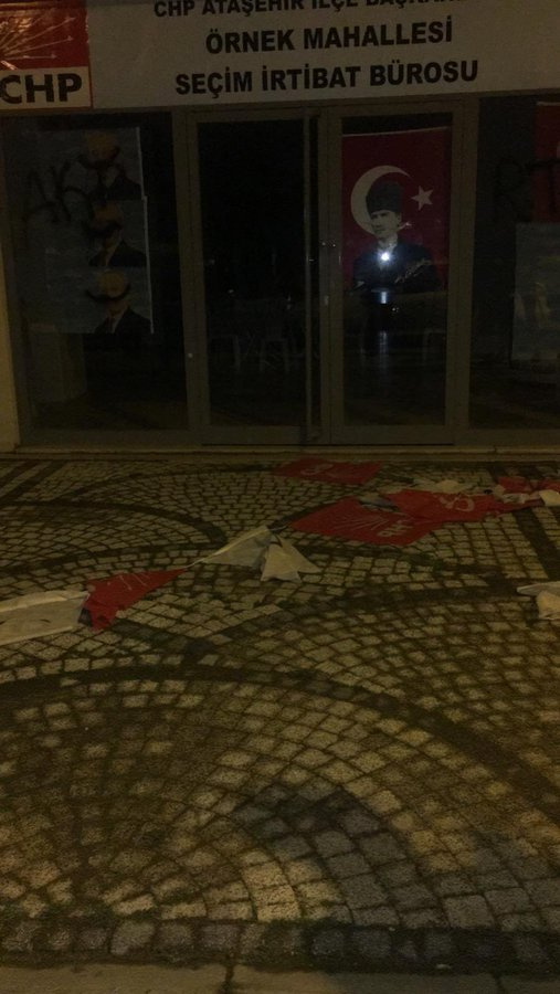 İstanbul'da CHP binasına silahlı saldırı! Camlara 'RT' yazıldı 2 istanbulda chp binasina silahli saldiri camlara rt yazildi 1