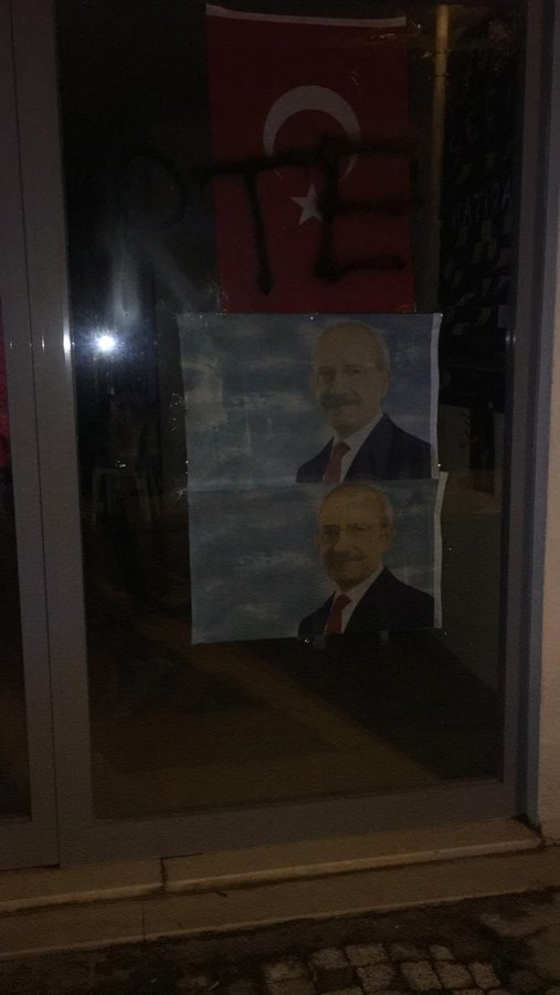 İstanbul'da CHP binasına silahlı saldırı! Camlara 'RT' yazıldı 4 istanbulda chp binasina silahli saldiri camlara rt yazildi 3