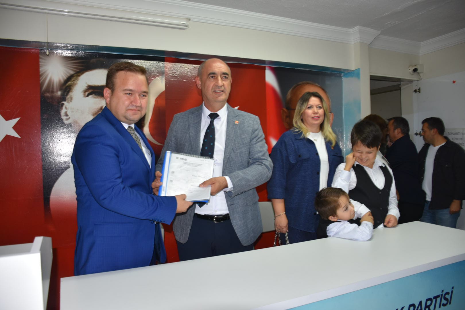 Halil Kahraman Dosyasını İlçe Başkanı Hüseyin Özbey’e Teslim Ederek Aday Adayı Olduğunu resmen duyurdu