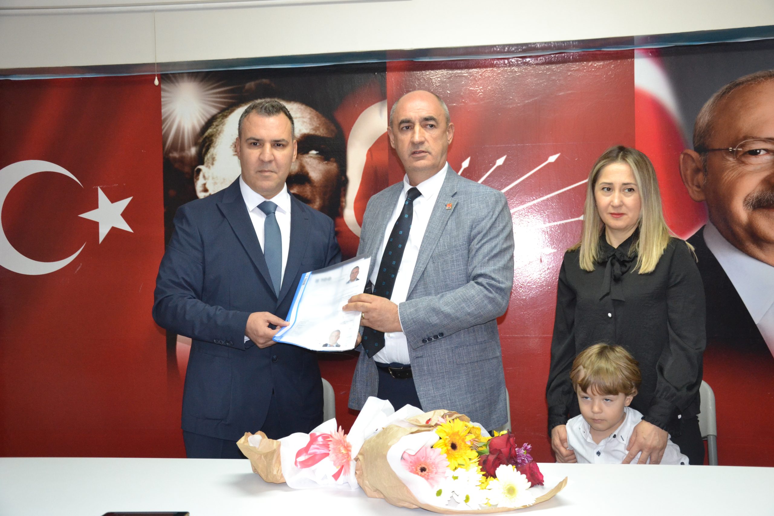 BEN MENEMEN’İ KARŞILIKSIZ SEVDİM!!! ADİL ACAR ADAY ADAYLIĞI DOSYASINI CHP İLÇE BAŞKANI HÜSEYİN ÖZBEY’E TESLİM ETTİ