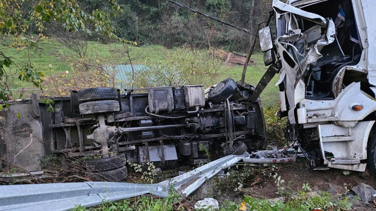 Sarıyer’de freni patlayan tırla çöp arabası çarpıştı: 1 ölü, 3 yaralı