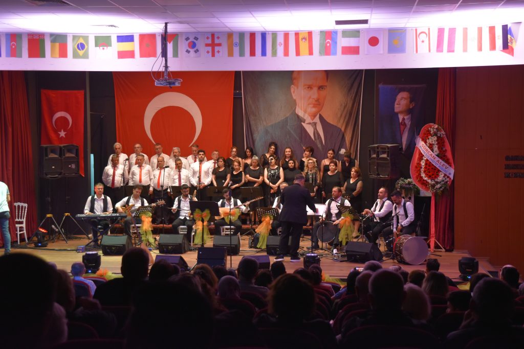 Menemen 'de Türk Halk Müziği Rüzgarı Esti: Menemen Kültür ve Halk Oyunları Spor Kulübü Derneği'nin Düzenlediği Konser Büyük Beğeni Topladı" 15 DSC 0002
