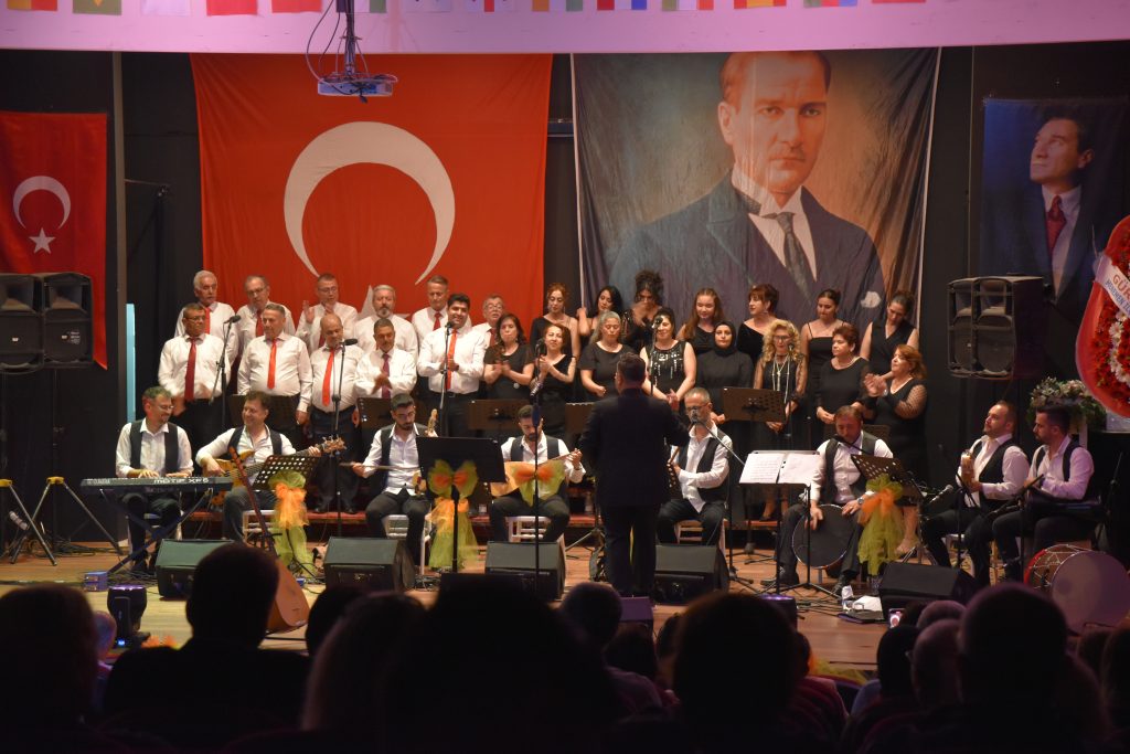 Menemen 'de Türk Halk Müziği Rüzgarı Esti: Menemen Kültür ve Halk Oyunları Spor Kulübü Derneği'nin Düzenlediği Konser Büyük Beğeni Topladı" 19 DSC 0007