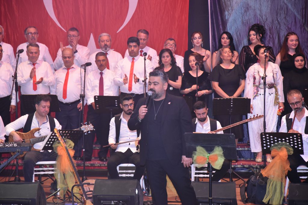Menemen 'de Türk Halk Müziği Rüzgarı Esti: Menemen Kültür ve Halk Oyunları Spor Kulübü Derneği'nin Düzenlediği Konser Büyük Beğeni Topladı" 18 DSC 0031