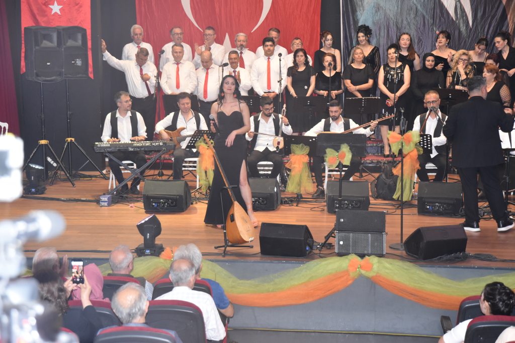 Menemen 'de Türk Halk Müziği Rüzgarı Esti: Menemen Kültür ve Halk Oyunları Spor Kulübü Derneği'nin Düzenlediği Konser Büyük Beğeni Topladı" 17 DSC 0032