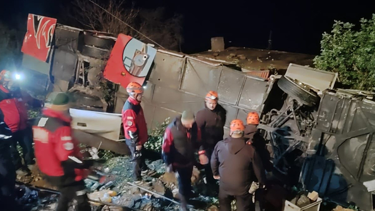 Antalya’da yolcu otobüsü şarampole devrildi: 33 yaralı