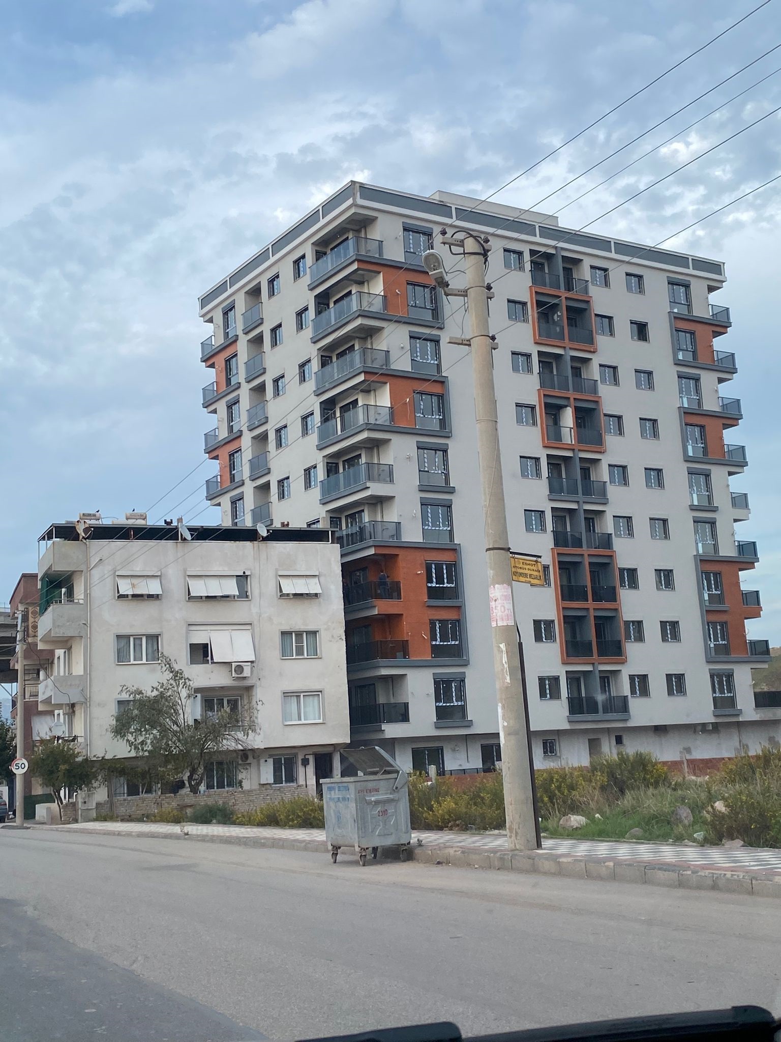 MENEMEN’DE İMAR DÜZENİ ÇÖKTÜ: HARÇ YOK, DENETİM YOK, VİCDAN YOK!